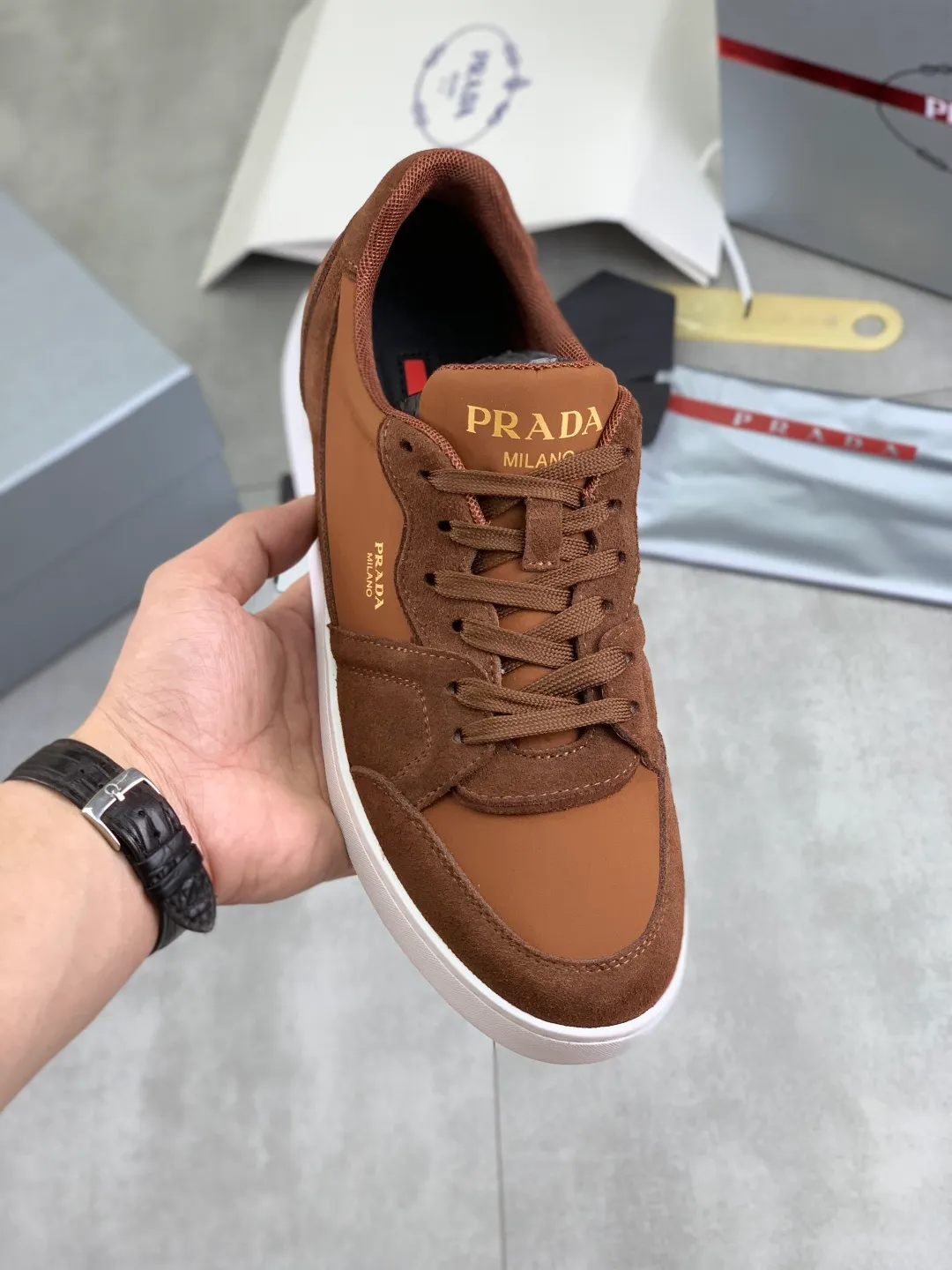 Men's shoes 💰P560💰[New model] The top version is available on the official website, 🆘 The trendy brand (Prada) mainly promotes the popular model, avant-garde and versatile fashionable men's shoes, private version mold opening, cowhide surface splicing 1:1.. Stylish and simple, original imported cowhide lining cowhide feet; the atmosphere and personality are more fashionable, eye-catching and pursuing class. It will subvert the old idea and be a must-have for fashionistas with you! Must keep it for yourself! Tall and comfortable, large and low, high-end quality workmanship. Official website’s new high-end outsole. Size: 38-45. Multiple colors available.